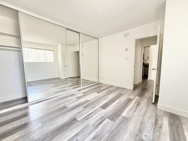 827 Gramercy — Photo 6