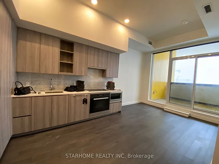 95 McMahon Dr #Townhouse 510 — Photo 1