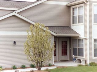 900 Buckingham Ln, Sycamore, IL 60178