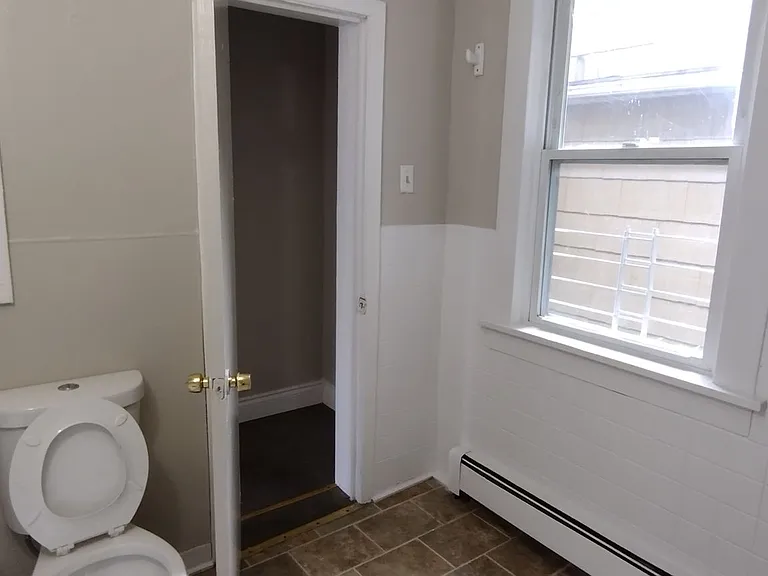 2128 Genesee St — Photo 45