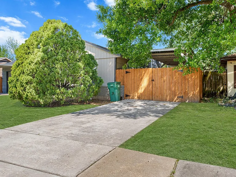 3209 Chestershire Dr — Photo 37