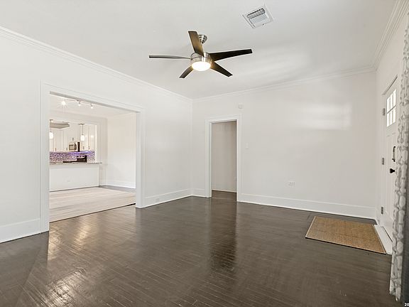 5th image of 729 W Kings Hwy