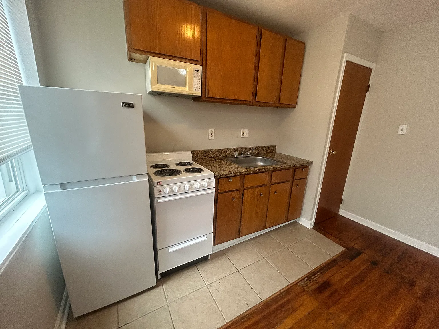Studio, $890 — Photo 3