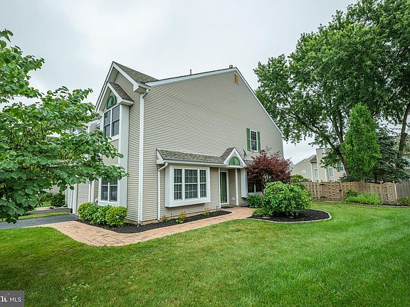 3rd image of 261 Sequoia Dr
