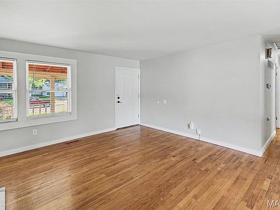 2nd image of 960 N Park Ln