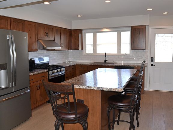 5th image of 862 Castle Rd