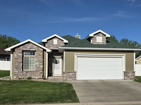 1614 Creekside Dr W, Williston, ND 58801