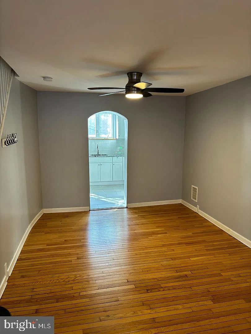 2 bed, 1.0 bath, 1120 sqft, $1,900 — Photo 3