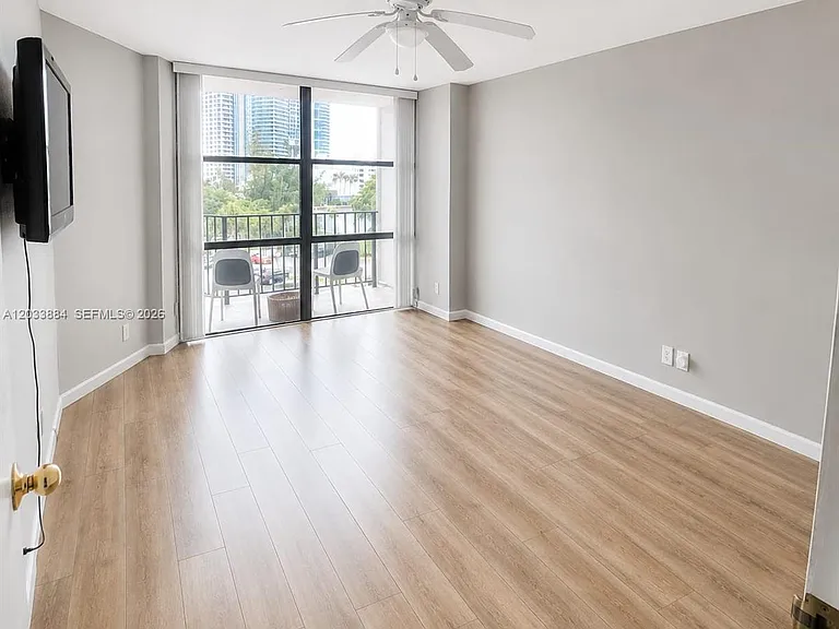 800 Parkview Dr #512 — Photo 6