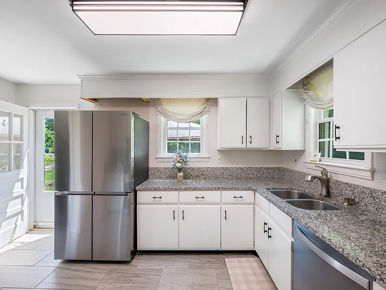 727 Woodmere Dr — Photo 7