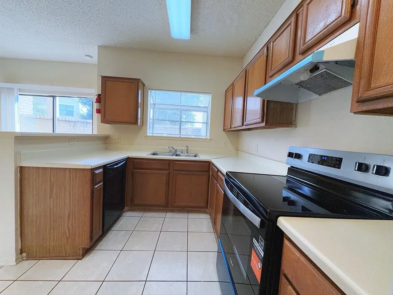 1 bed, 1.5 bath, 840 sqft, $1,050 — Photo 3
