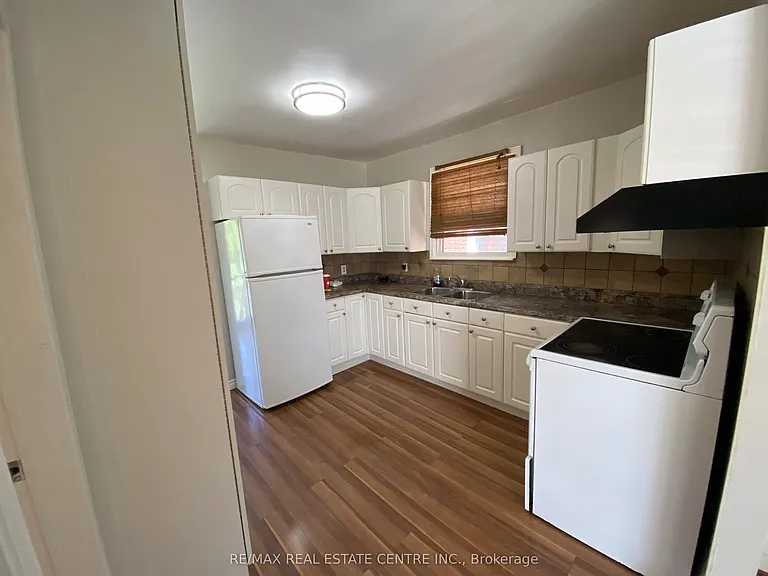 519 Catharine St N #MAIN LEVEL — Photo 3