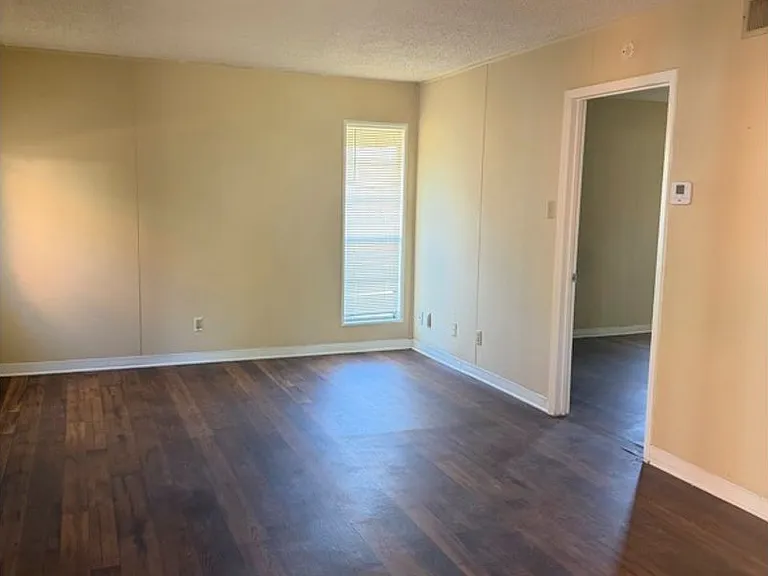 2021 Austin Ave — Photo 3