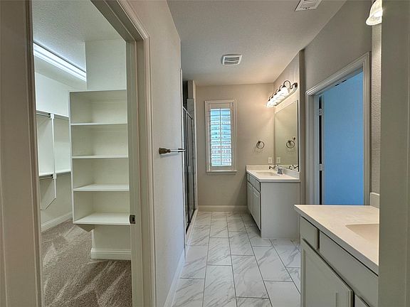 3rd image of 616 Wiltshire Blvd