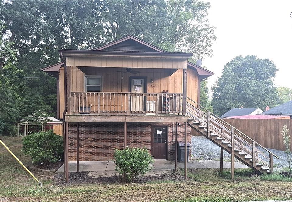 1st image of 704 Baker St
