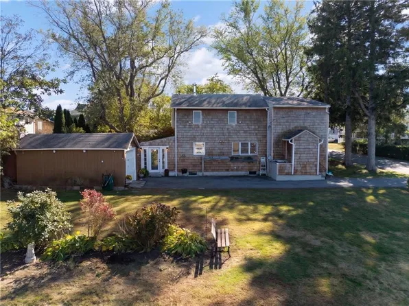 121 Holliston Ave, Portsmouth, RI 02871