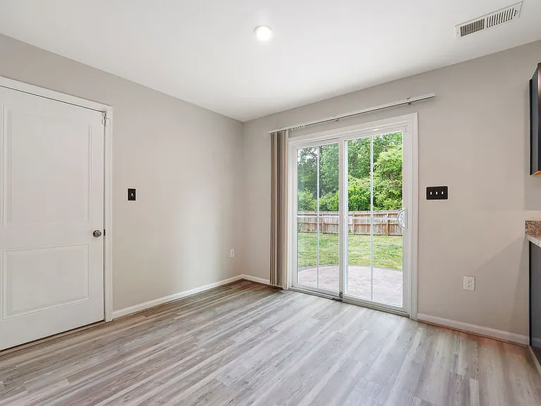 5626 Noble Ave — Photo 8