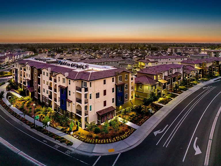 Campus Oaks Apartments — Photo 14