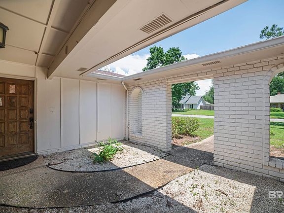 5th image of 804 Regents Dr W