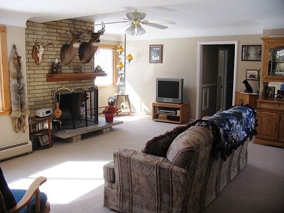 Spacious L/R with views of the river