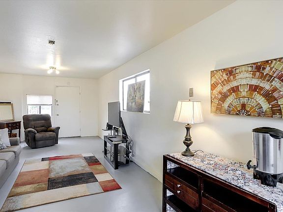 4th image of 404 Daisy Ln