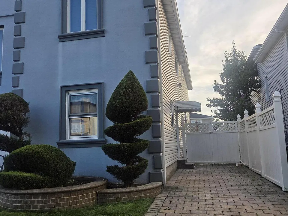 32 Furness Pl #1