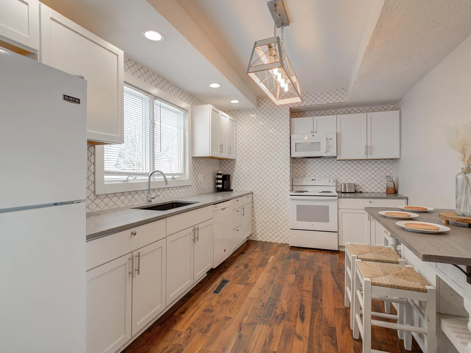 3 bed, 1357 sqft, $2,600 — Photo 2
