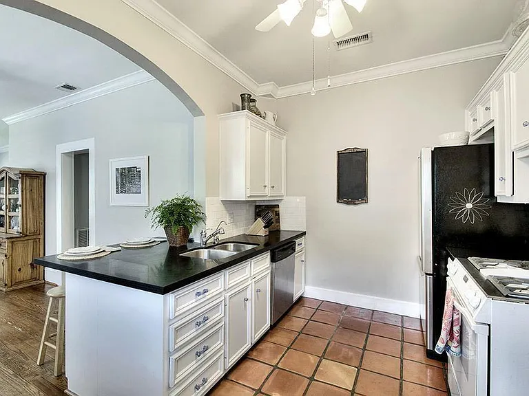 1321 Harvard St — Photo 11
