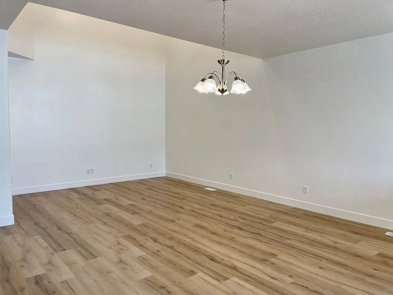 3 bed, 2.5 bath, 2354 sqft, $2,099 — Photo 4