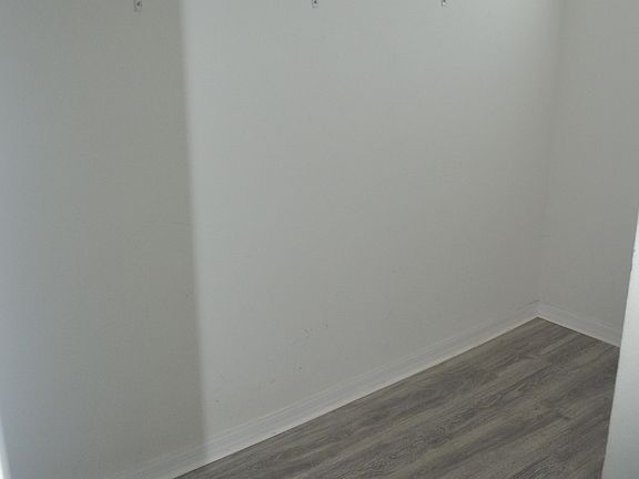 Walkin closet of bedroom