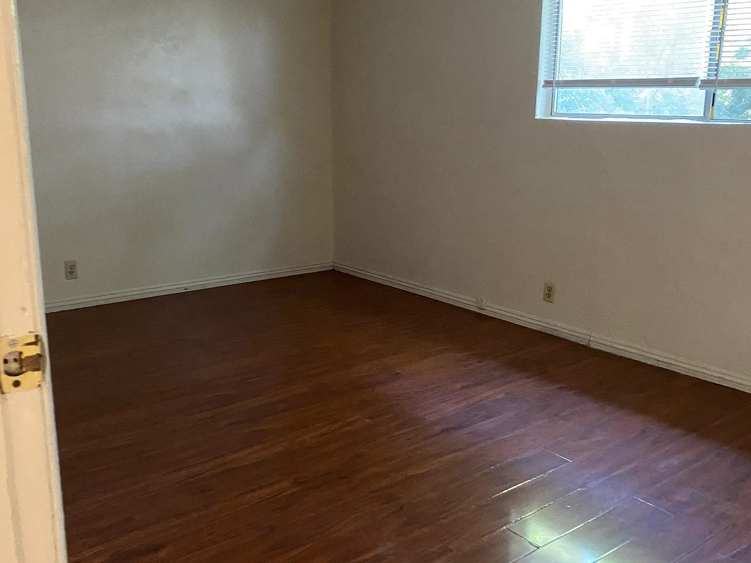 1048 S Gordon St — Photo 2