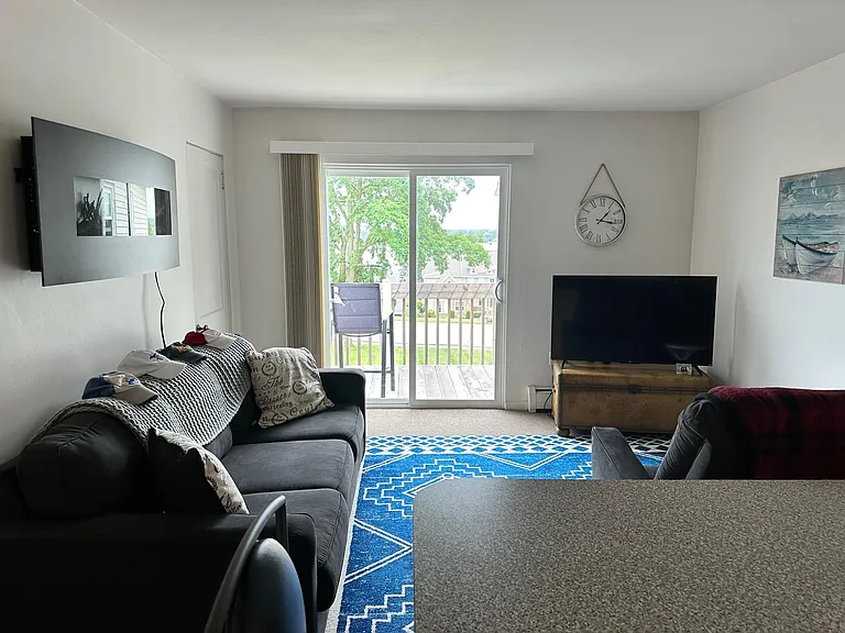 575 N Riverside Ave — Photo 3