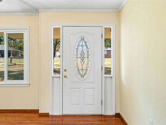 5th image of 201 Meadowbrook Dr