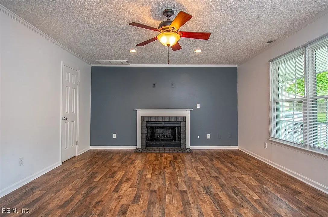 3 bed, 2.5 bath, 1760 sqft, $2,599 — Photo 2