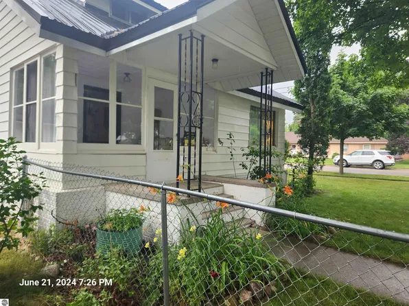 907 Beech St, Clare, MI 48617