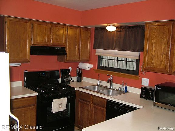 4th image of 410 Bedford Dr