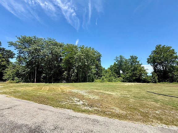 2nd image of 400 Meadowbrook Rd