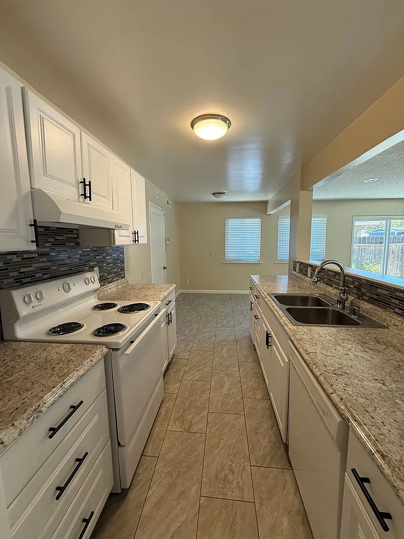 Large Corner Lot Home — Photo 2
