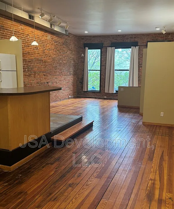 220-224 E 4th St #204
