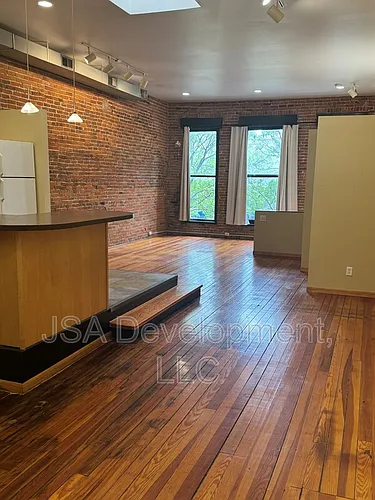 220-224 E 4th St #204 Photo 1