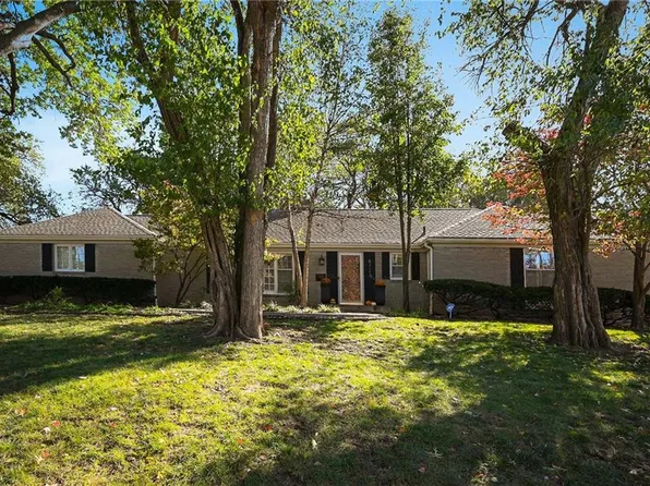 8723 Aberdeen Dr, Leawood, KS 66206