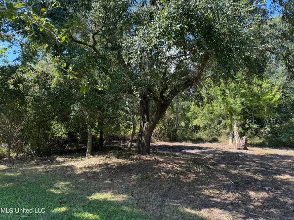 152 Burnett St, Bay Saint Louis, MS 39520