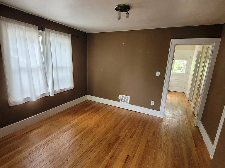 720 E 2nd St #B — Photo 5
