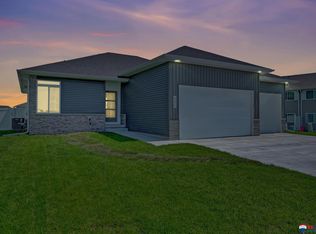 880 W Desert Vista Dr, Lincoln, NE 68523