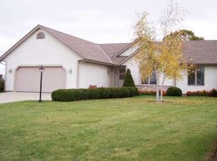 W2004 Summer Hill Dr, Helenville, WI 53137