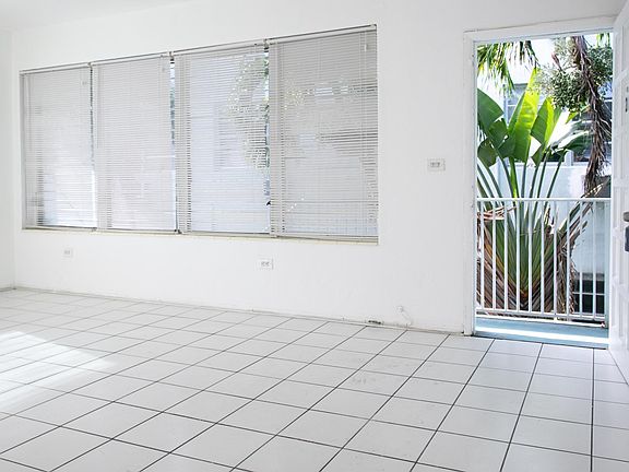 Huge living room with surround impact windows 
Great for quiet, privacy, security and storm protection. No one is around you private corner with large rooftop balcony.