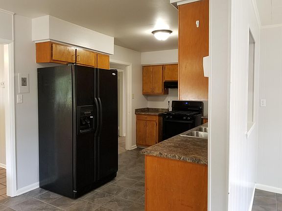 3rd image of 140 Linda Cir