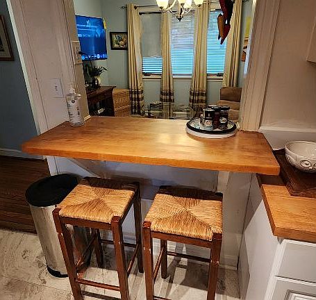 Eat-in kitchen great for entertaining and watching TV.