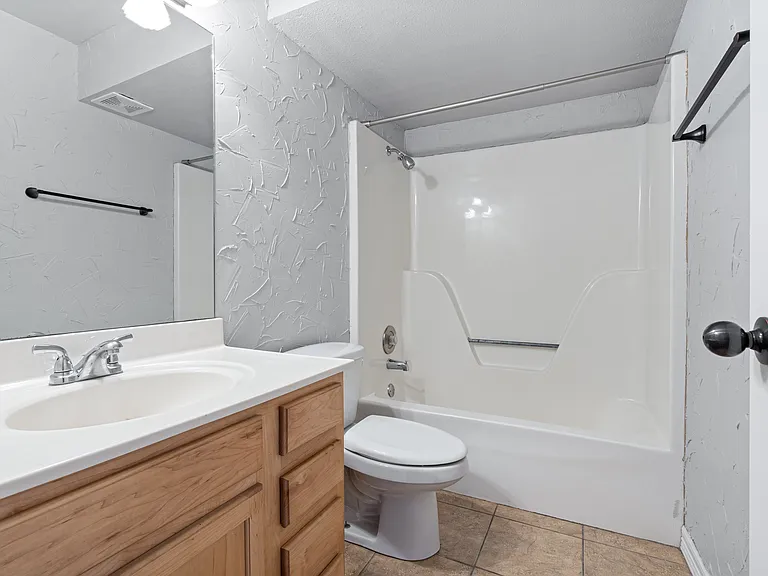 884 W Holly St — Photo 7