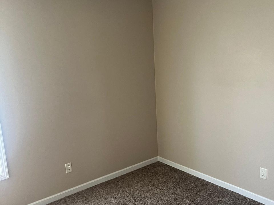 2nd image of 130 Blue Willow Ln